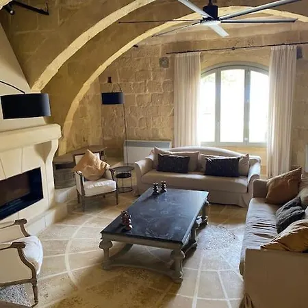 Traditional Farmhouse- For Reservation What2app 0039-377-300-1883 Sea Views Сasa de vacaciones San Lawrenz